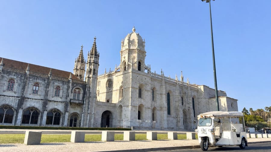 A David Tours tuk-tuk in front of Jerónimos Monastery